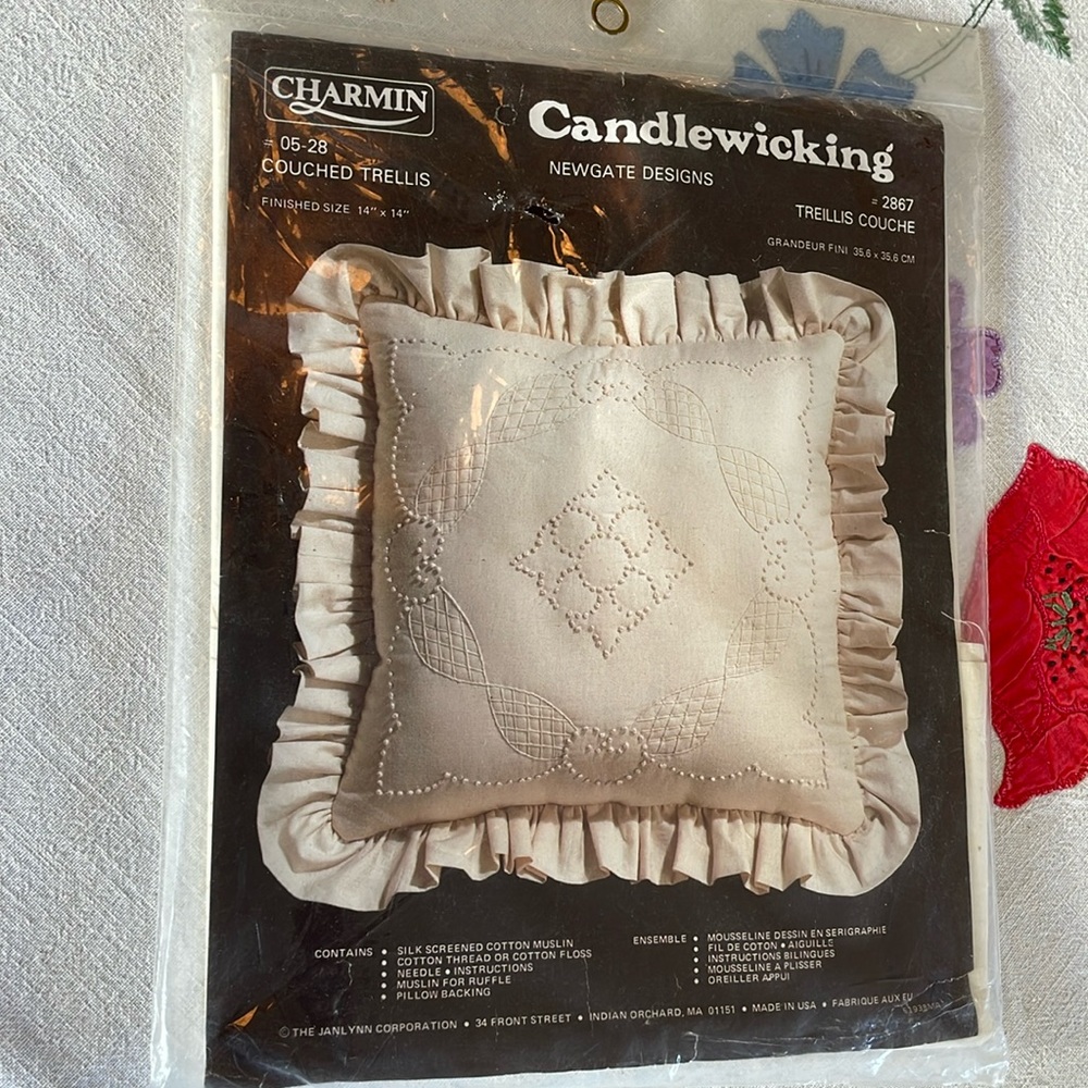 Charmin Candlewicking pillow kit, 05-28 Couched Trellis, 14" x 14"
